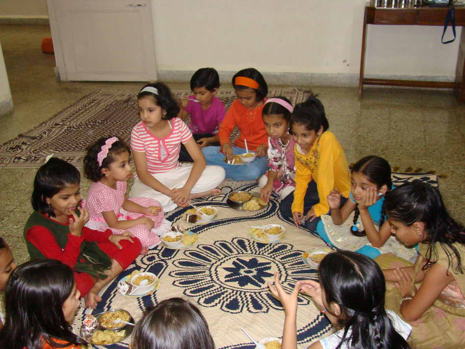 DSC01986.JPG - Kids - I dunno why - looking somewhere except food..
